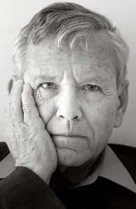 Foto Wikipedia: Amos Oz in Brussel, september 2005