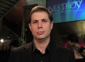 Foto: Wikipedia: Daniel Kehlmann bij de Nestroy-Theaterprijs 2012 in het MuseumsQuartier in Wenen.