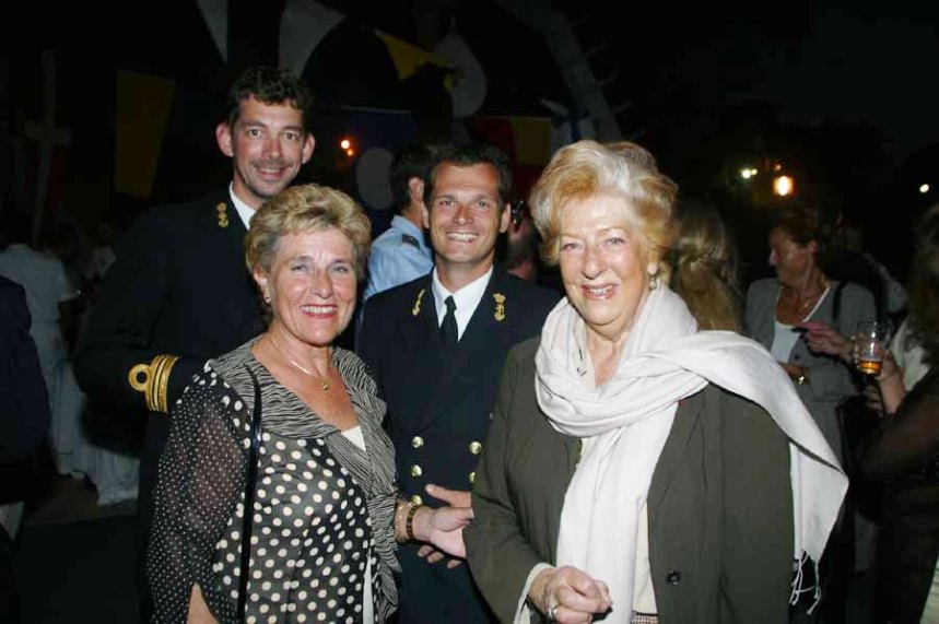 Oktober 2003: de voormalige Nederlandse consul Henriette Motos-Moens (l) en Ellen Vogel (r) op een Nederlands marineschip in Palma de Mallorca. Foto: Ⓒ Allard van Gent