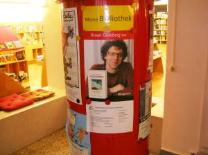 Reclamezuil in de Mark Twain bibliotheek in Berlijn Marzahn