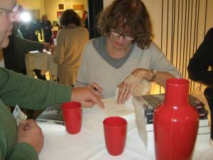 Marjolijn Uitzinger signeert De Huisgenoot in Berlijn.