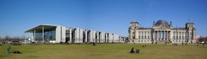 Foto Berthold Werner (Wikipedia): Berlijn, Reichstag (rechts) en Paul-Löbe-Haus (links)