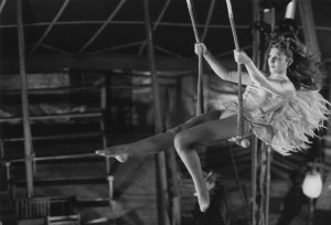 De engel Damian is zo aangedaan door de artieste Marion (Solveig Dommartin), dat hij vanwege zijn liefde voor haar de hemel verlaat en mens wordt. ZDF en Henri Alekan; Wim Wenders Stiftung