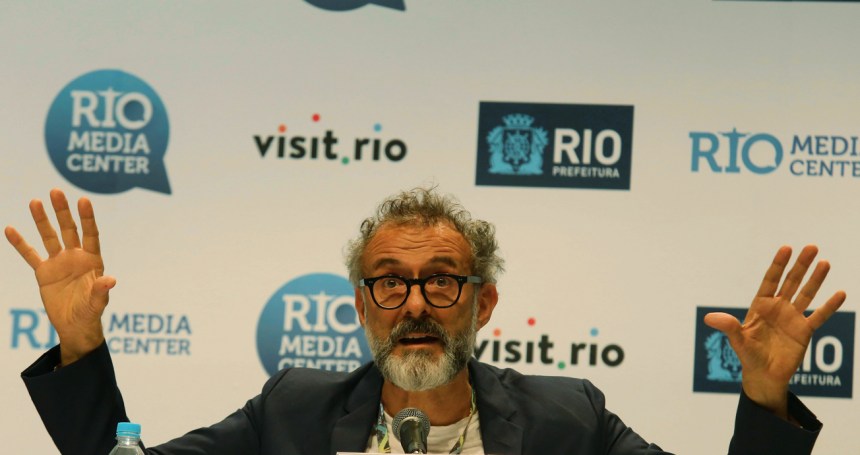 Rio de Janeiro. Driesterrenkok Massimo Bottura is tegen verspilling van voedsel en kookt in Rio de Janeiro met ingrediënten die ander in de vuilnisbak zouden belanden.