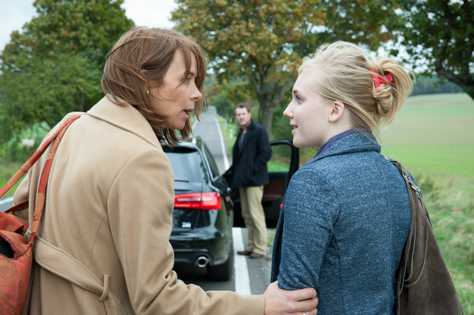 Inga (Katja Riemann, l.), Jens (Sebastian Koch, M.) und Doro (Elisa Schlott, r.).