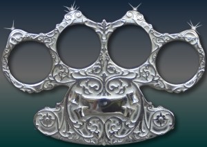 De zilveren boksbeugel met vier diamanten.